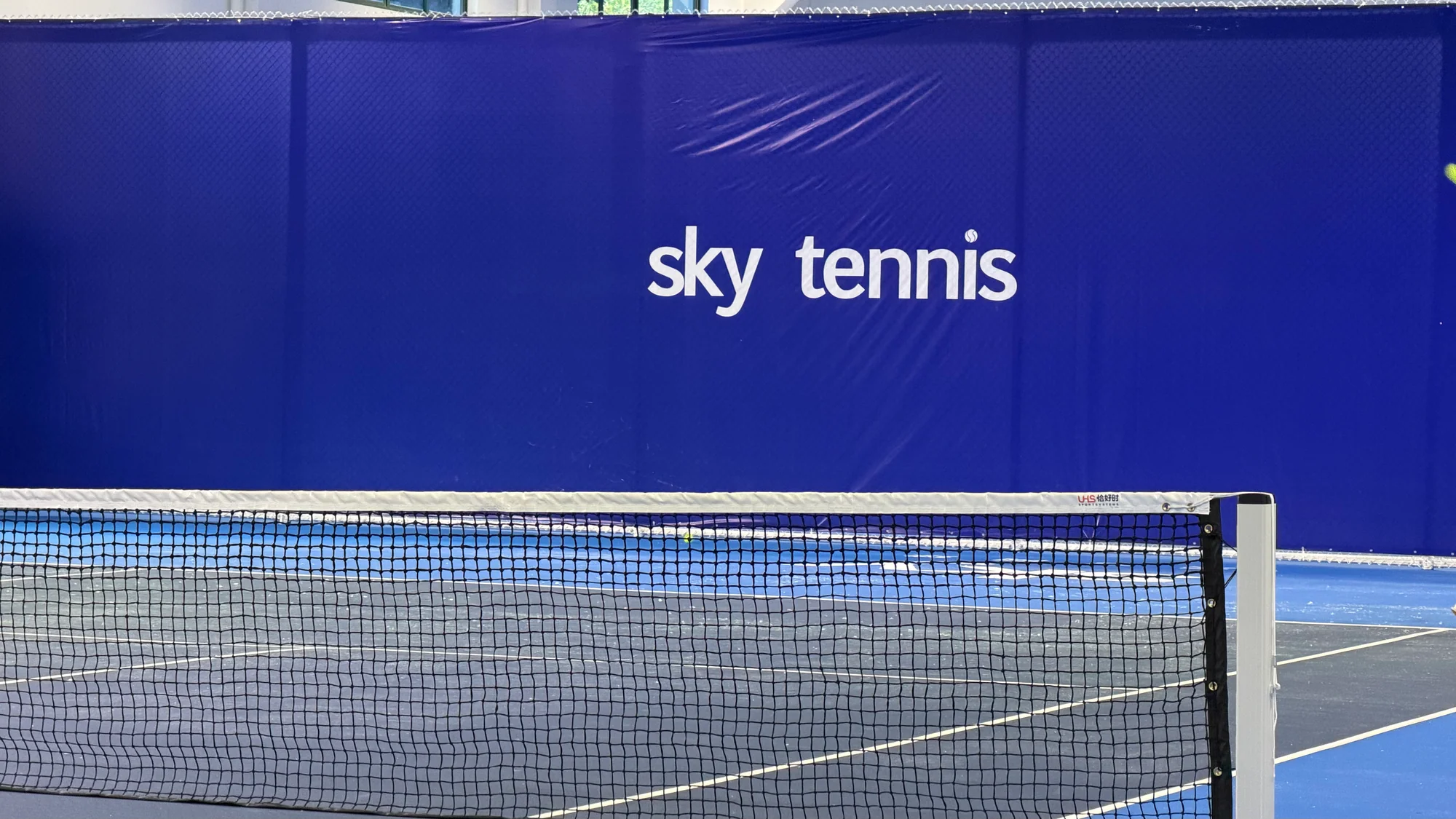 SKY TENNIS 蓝色网球场与球网